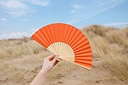 Bambusový vějíř s papírovou tkaninou, oranžový