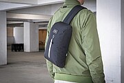 Crossbody batoh Brandcharger, černá