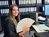 KARTET Skládací vějíř, kombinace dřeva a papíru, bílá