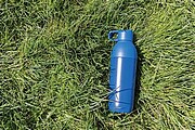 Termoska z recyklované oceli, objem 540 ml, modrá