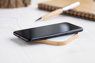 Bezdrátová nabíječka, kombinace tvrzeného skla a bambusu