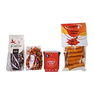 CHILLI Dárková sada - klobáska s chilli, nakládané piri papričky, oříšky v karamelu s chilli 100g, švestkové chutney