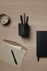 Pero z RCS recyklovaného hliníku, černá