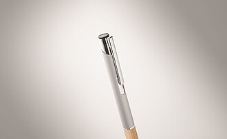 Propiska s modrou náplní a bambusovým úchopem, stříbrná