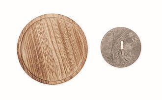 Svíčka s dřevěným stojánkem, šedá