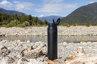 Uzavíratelná láhev 700ml z RCS recyklované oceli, černá