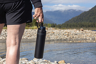 Uzavíratelná láhev 700ml z RCS recyklované oceli, černá