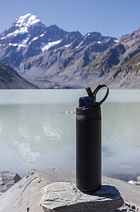 Uzavíratelná láhev 700ml z RCS recyklované oceli, černá