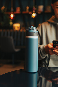 Uzavíratelná láhev 700ml z RCS recyklované oceli, modrá