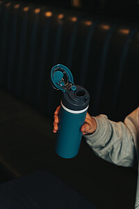 Uzavíratelná láhev 700ml z RCS recyklované oceli, modrá