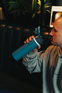 Uzavíratelná láhev 700ml z RCS recyklované oceli, modrá