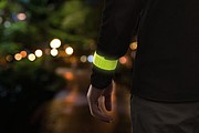 BELTO Reflexní svinovací pásek na ruku, stříbrná
