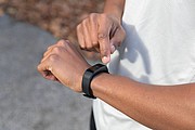 Fitness náramek z recykovaného plastu