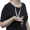 MEDAR Šňůrka na kliče a nabíjecí kabel v jednom, bílá
