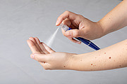 Plastové kuličkové pero s modrou náplní a 3ml desinfekce, modré
