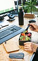 Plastový lunchbox s bambusovým víčkem a vidličkou, černá