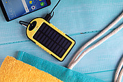 Powerbanka 4000mAh se solárním nabíjením, žlutá