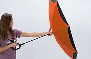 REVERSE Deštník, sklápějící se suchou stranou ven s rukojetí tvaru C, oranžová