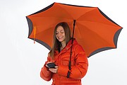 REVERSE Deštník, sklápějící se suchou stranou ven s rukojetí tvaru C, oranžová