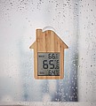 Teploměr s přísavkou na sklo, tvar domečku