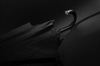 25” deštník Swiss Peak s luxusní rukojetí, černá