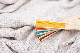 Bambusový vějíř s papírovou tkaninou, oranžový