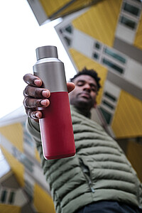 BELUZA Dvoustěnná vakuová termoska z recyklované nerezové oceli, 600 ml, červená