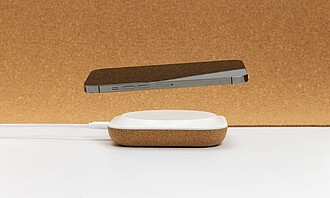 Bezdrátová nabíječka z korku a recyklovaného plastu