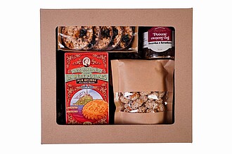 ČAJ O PÁTÉ Sada obsahující máslové sušenky, florentýnky marokánky, karamelizované arašídy se sezamem a pečený čaj švestka s hruškou, v dárkové krabici - reklamní předměty