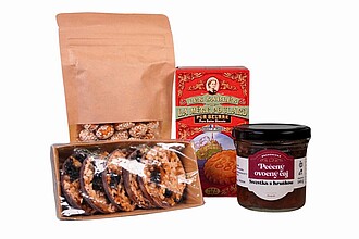 ČAJ O PÁTÉ Sada obsahující máslové sušenky, florentýnky marokánky, karamelizované arašídy se sezamem a pečený čaj švestka s hruškou, v dárkové krabici