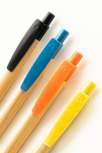 FIODOR Bambusová propiska s modrou náplní a oranžovým klipem