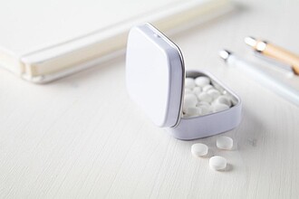 Flickies krabička s mintovými bonbóny, bílá