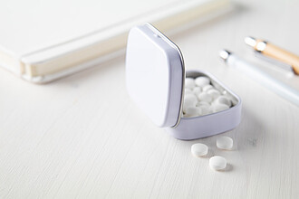 Flickies krabička s mintovými bonbóny, bílá