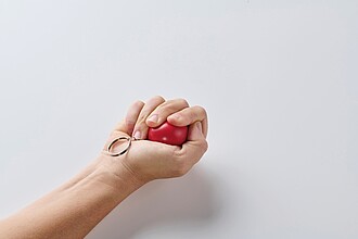 Klíčenka z PU ve tvaru koule, červená