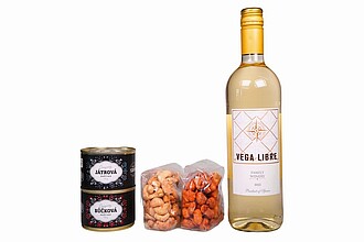 MŇAMKA Sada obsahující bílé víno, kešu s česnekem a rozmarýnem 100 g, arašídy v karamelu s chilli 100 g, játrovou paštiku 190 g a bůčkovou paštiku 180 g, v dárkové krabici