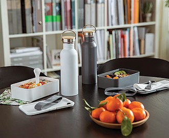 Moderní nerezová láhev na vodu, objem 700ml, bílá