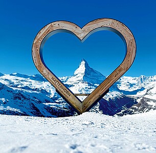 Nástěnný kalendář Hearts 2025 včetně laše