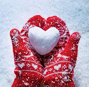 Nástěnný kalendář Hearts 2025 včetně laše