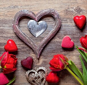 Nástěnný kalendář Hearts 2025 včetně laše