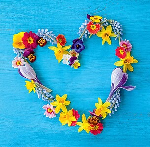 Nástěnný kalendář Hearts 2025 včetně laše