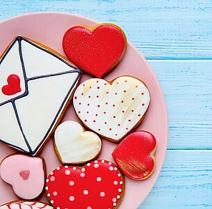 Nástěnný kalendář Hearts 2025 včetně laše