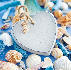 Nástěnný kalendář Hearts 2025 včetně laše