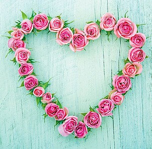 Nástěnný kalendář Hearts 2025 včetně laše