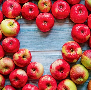 Nástěnný kalendář Hearts 2025 včetně laše