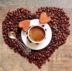 Nástěnný kalendář Hearts 2025 včetně laše