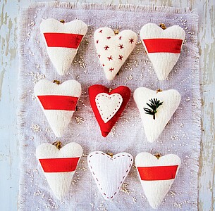 Nástěnný kalendář Hearts 2025 včetně laše