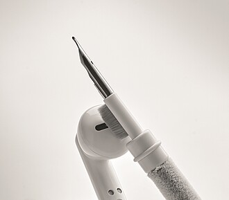 Pero s čisticí sadou, bílá