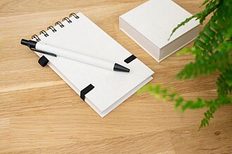 Poznámkový blok A6 z recyklovaného mléčného kartonu s propiskou
