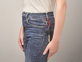 Přívěšek karabinka, dekorační, červená