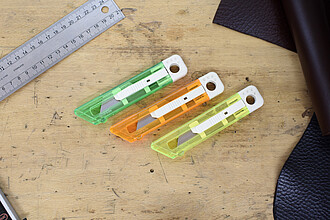 Řezák s bezpečnostním mechanismem, modrý